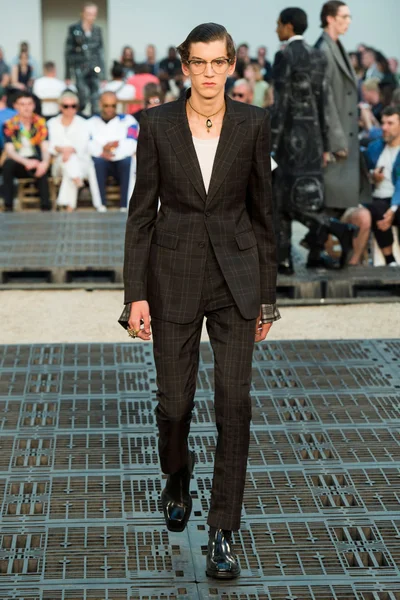 Look 15